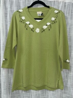 Green Artisans Glen Flora, Wisconsin 80s/90s VTG Floral Embroidered Shirt Medium